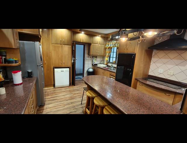3 BEDROOM TOWNHOUSE FOR SALE IN PROTEA PARK